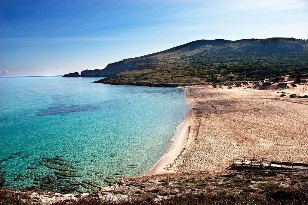 - Vistas a la playa y al océano en Cala Mesquida, en Cala Mesquida