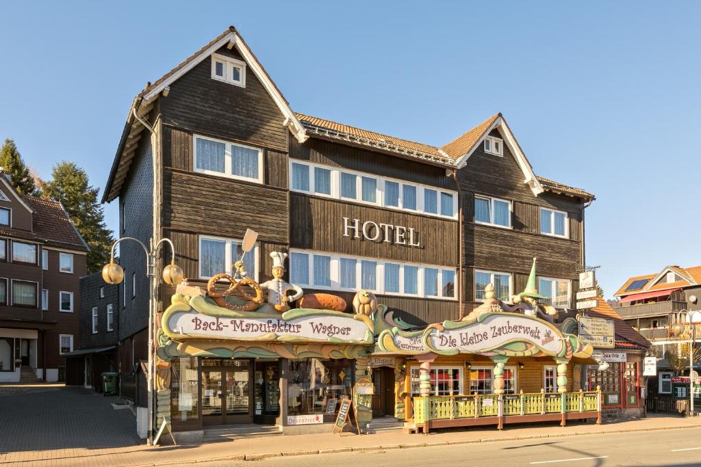 un hôtel au coin d'une rue dans l'établissement Hotel - Die kleine Zauberwelt, à Braunlage