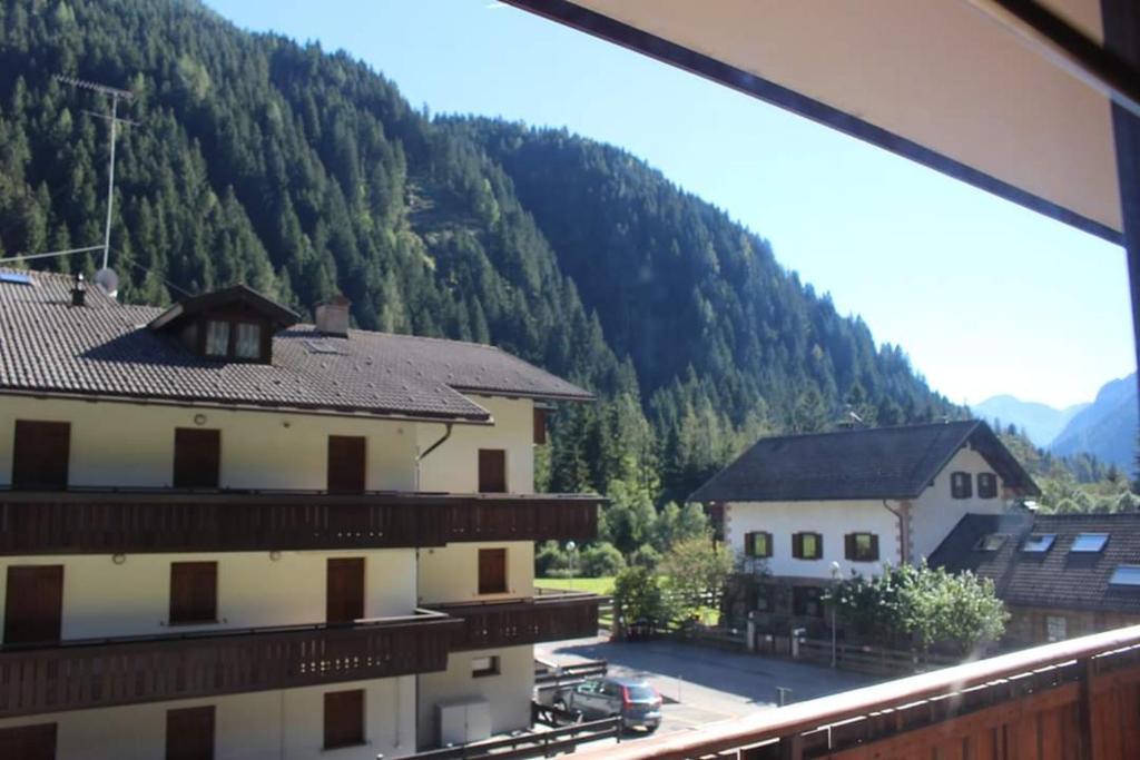 una vista de un edificio con una montaña en el fondo en Appartamento di Viola & Elia en Predazzo
