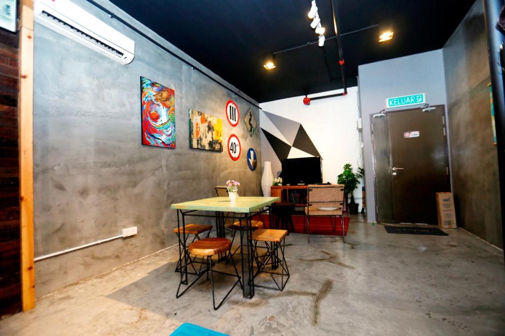 een tafel in een kamer met een tafel en stoelen bij Homestay Shah Alam by Rose - Studio Unit in Shah Alam