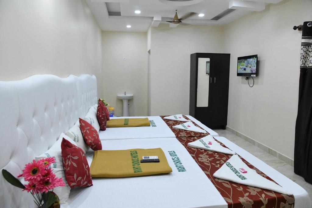 Cette chambre comprend 2 lits avec des oreillers jaunes et rouges. dans l'établissement Rightchoicehotels, à Rameswaram
