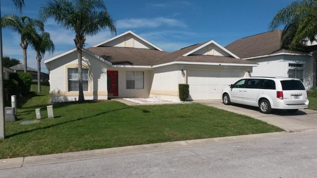 un coche blanco estacionado frente a una casa en Florida Villa, en Kissimmee