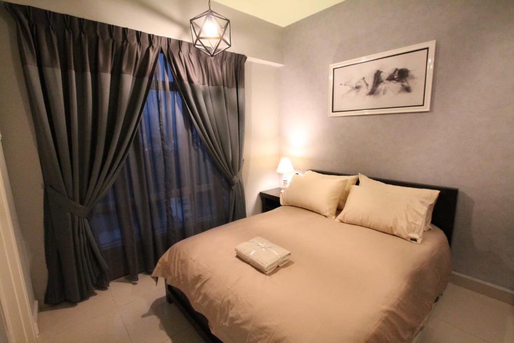 um quarto com uma cama e uma grande janela em Ipoh Premium Homestay @ Majestic em Ipoh