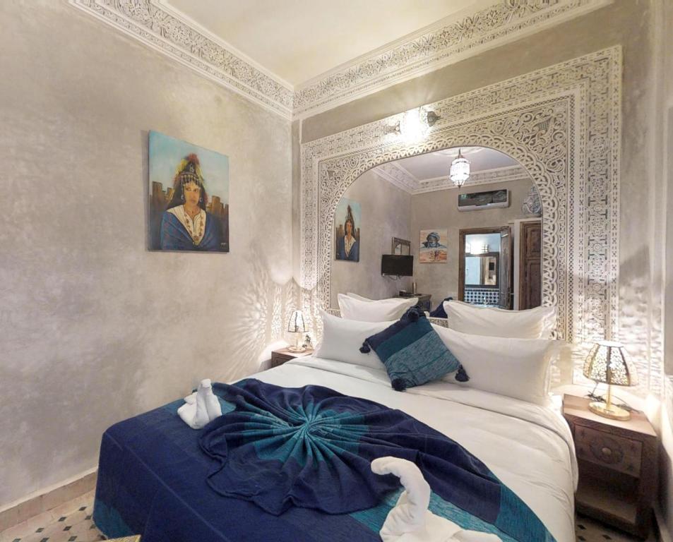 Postel nebo postele na pokoji v ubytování Riad Sania By Ghali