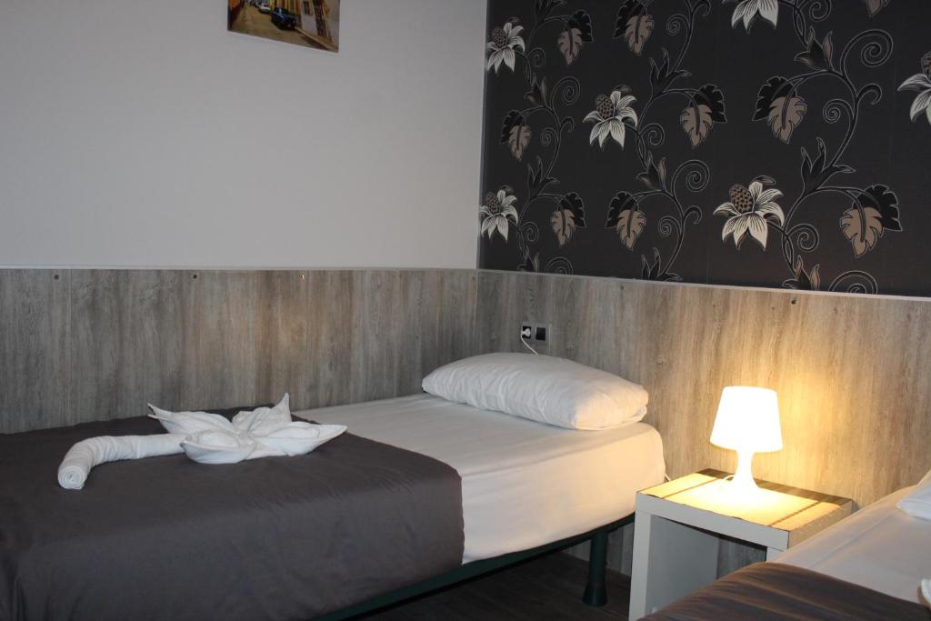 Postel nebo postele na pokoji v ubytování BCN Condal Hostal
