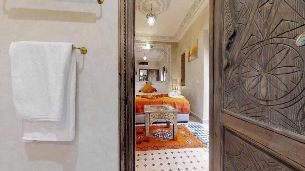 Postel nebo postele na pokoji v ubytování Riad Sania By Ghali