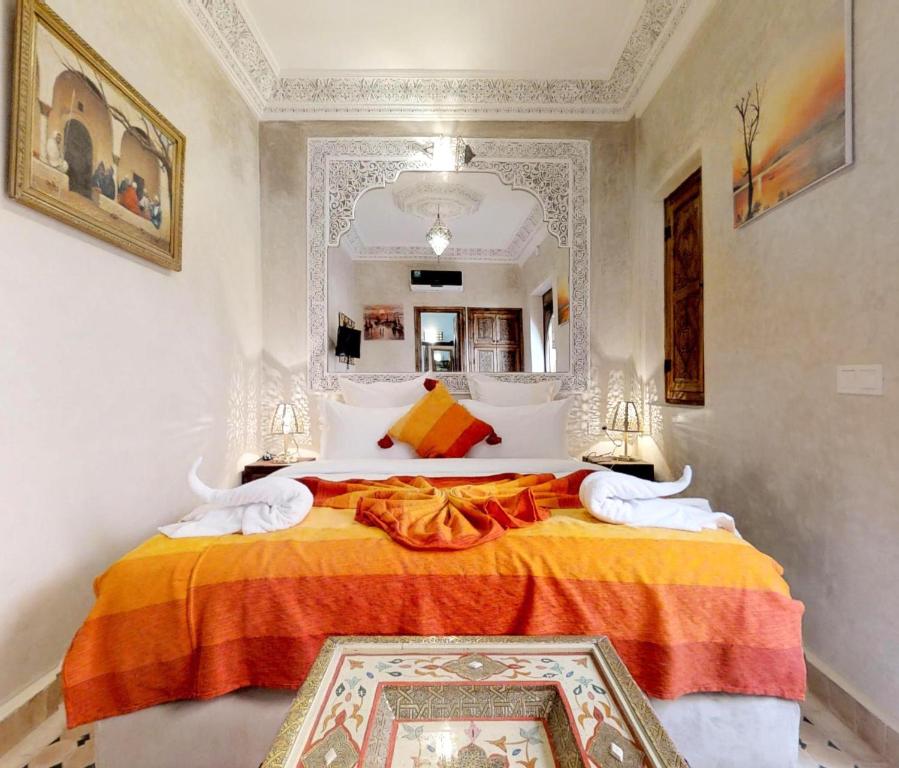 Postel nebo postele na pokoji v ubytování Riad Sania By Ghali