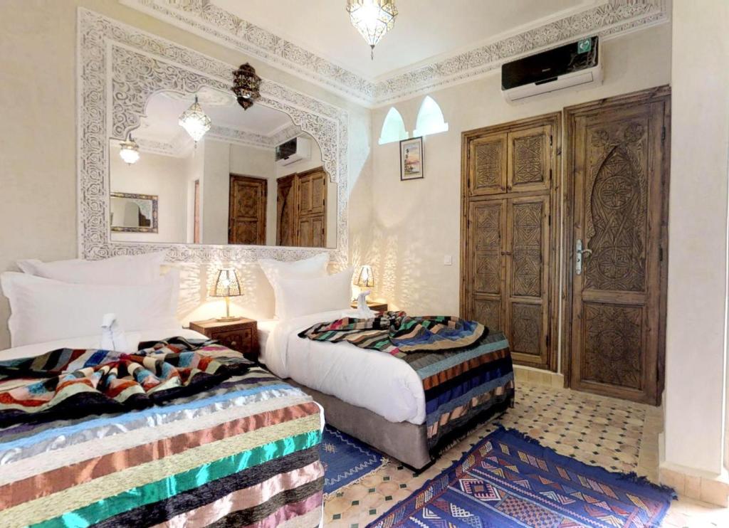 Postel nebo postele na pokoji v ubytování Riad Sania By Ghali