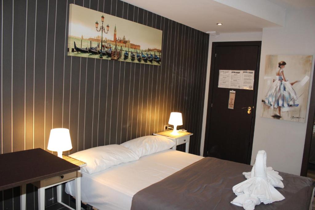 Postel nebo postele na pokoji v ubytování BCN Condal Hostal