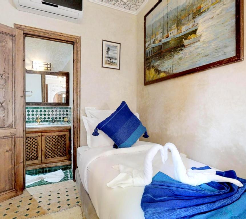 Postel nebo postele na pokoji v ubytování Riad Sania By Ghali
