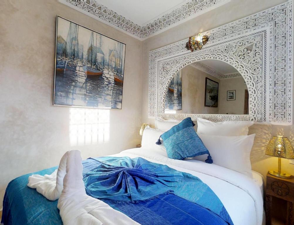 Postel nebo postele na pokoji v ubytování Riad Sania By Ghali