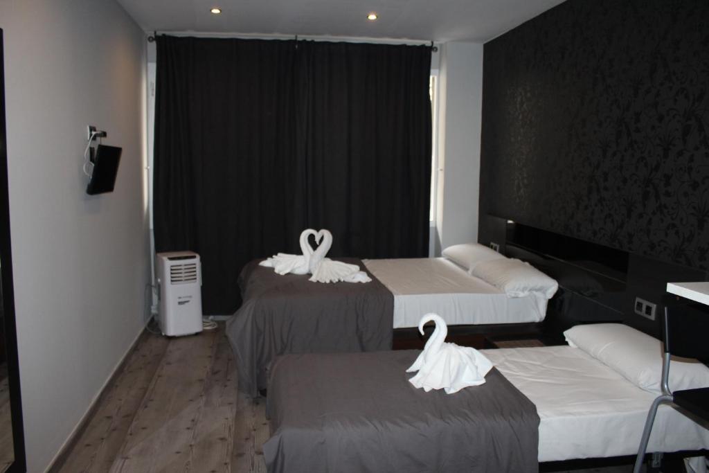 Postel nebo postele na pokoji v ubytování BCN Condal Hostal