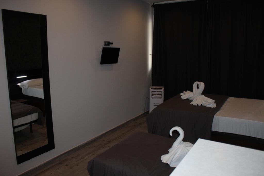 Postel nebo postele na pokoji v ubytování BCN Condal Hostal