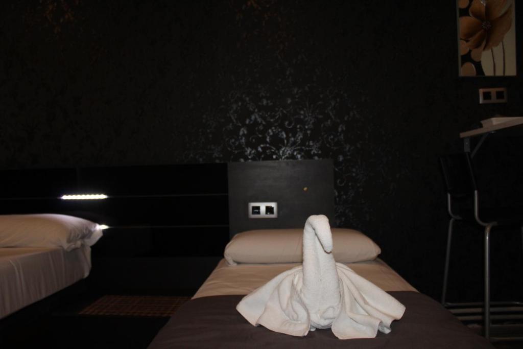 Postel nebo postele na pokoji v ubytování BCN Condal Hostal