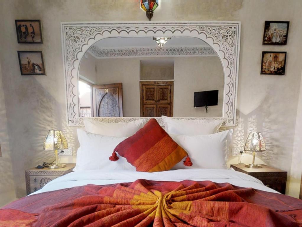 Postel nebo postele na pokoji v ubytování Riad Sania By Ghali
