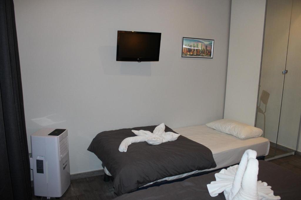 Postel nebo postele na pokoji v ubytování BCN Condal Hostal