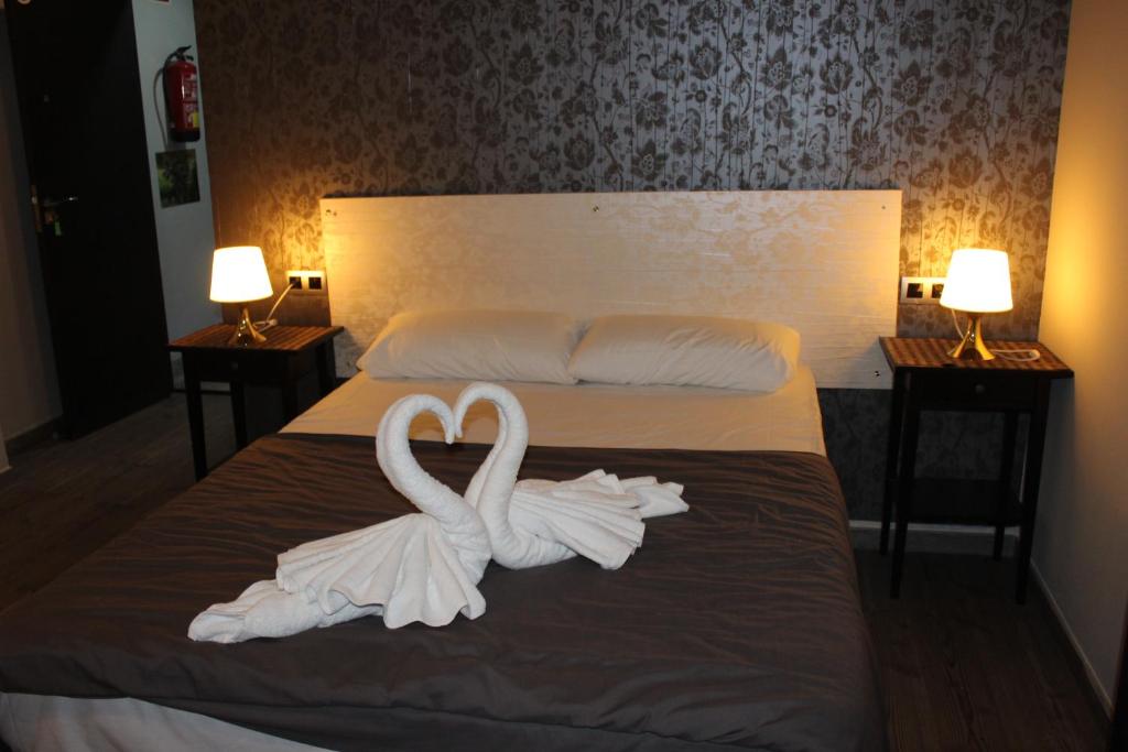 Postel nebo postele na pokoji v ubytování BCN Condal Hostal