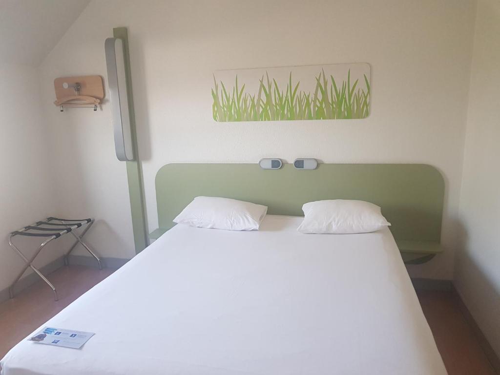 Postel nebo postele na pokoji v ubytování ibis budget Lorient Hennebont