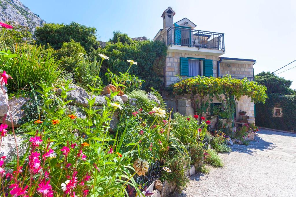 Vonkajšia záhrada v ubytovaní Holiday home Lavanda Grubisic Tucepi