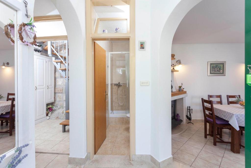 Kúpeľňa v ubytovaní Holiday home Lavanda Grubisic Tucepi