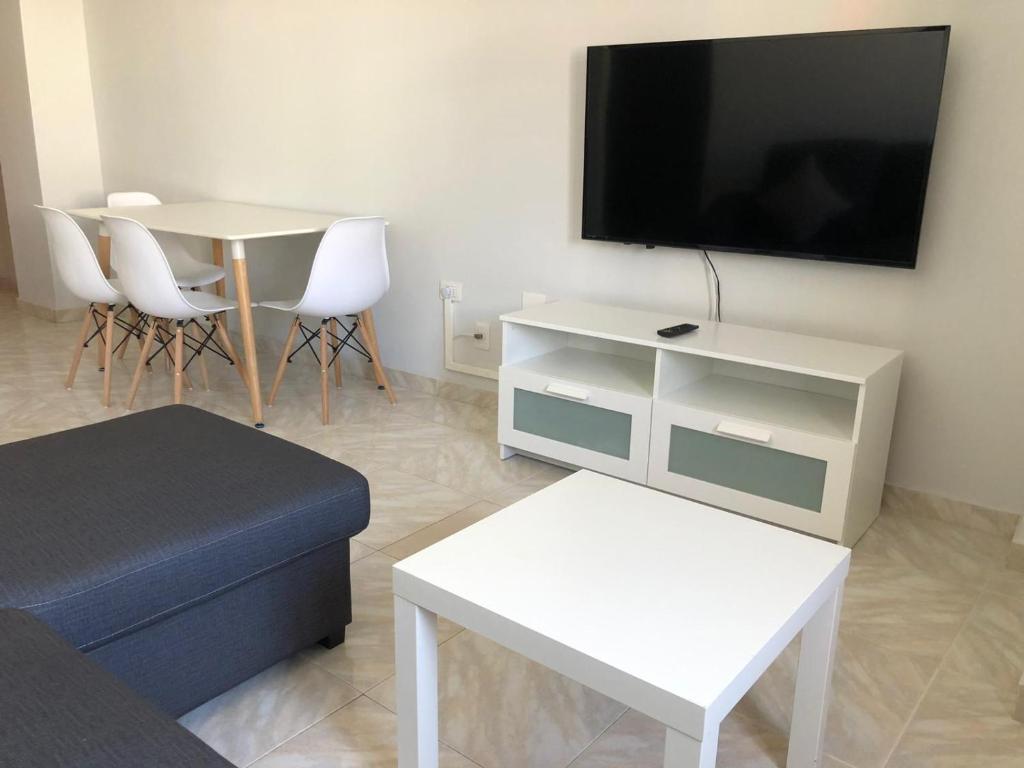 TV a/nebo společenská místnost v ubytování TABLERO 301, FANTÁSTICO APTO 6 pax , cerca PLAYA INGLÉS