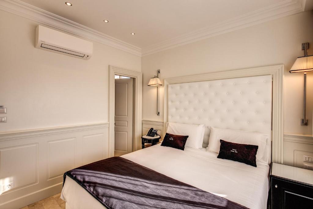 Postel nebo postele na pokoji v ubytování Hotel Domus Mea