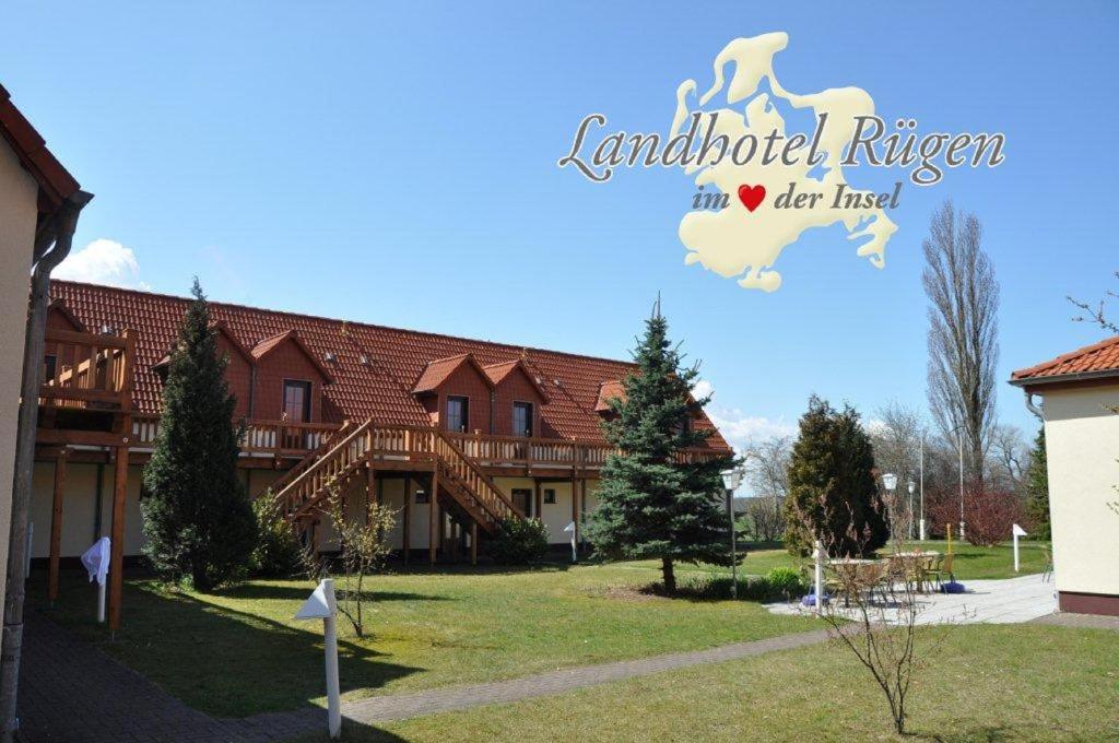 een huis met een bord met Londlords keuken en een leugenaar herberg bij Landhotel Rügen in Stönkvitz