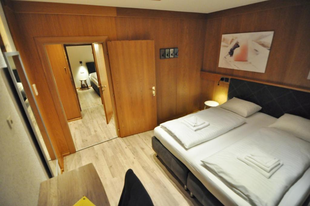 Letto o letti in una camera di Pension & Apartments Weissbriach