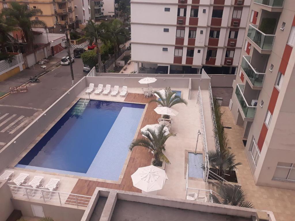 una vista aérea de una piscina en un edificio en Apartamento Villa di Fiore (novissimo), en Guarujá