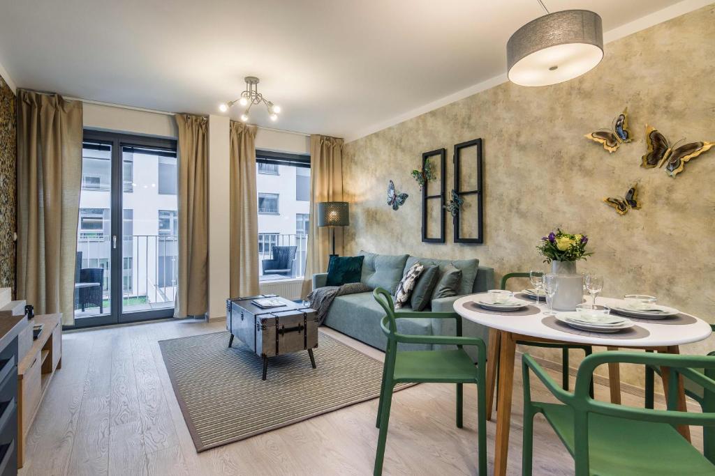 uma sala de estar com um sofá e uma mesa em Prague Luxury Apartments Parking by Michal&Friends em Praga