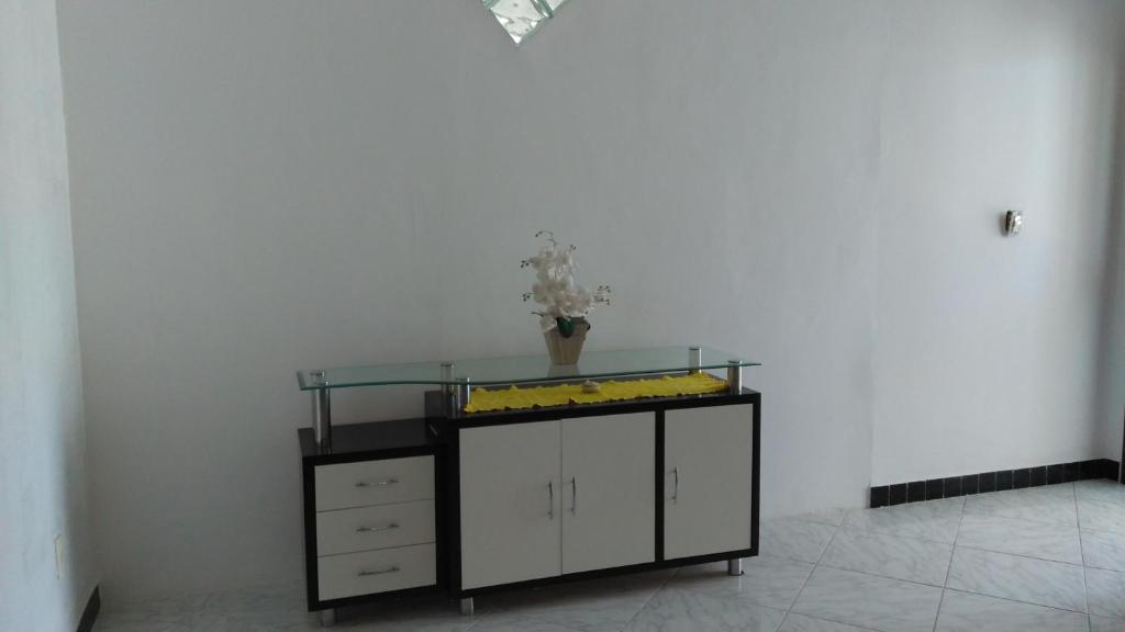 una mesa de cristal con un jarrón encima en Casa na praia de Aruana en Atalaia Velha