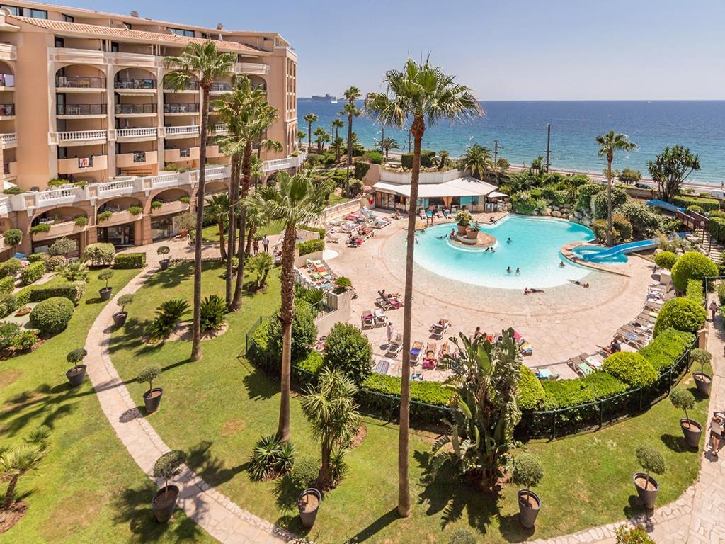 - une vue aérienne sur un complexe avec une piscine et l'océan dans l'établissement Résidence Pierre & Vacances Cannes Verrerie, à Cannes