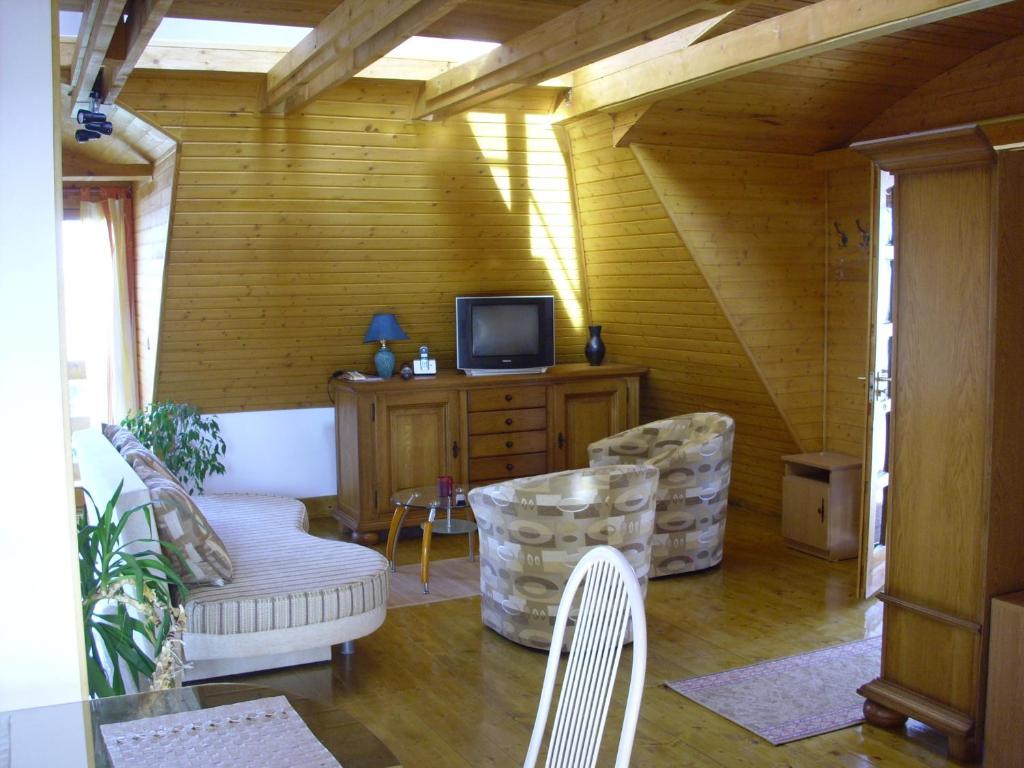 A television and/or entertainment centre at Komfort Apartman