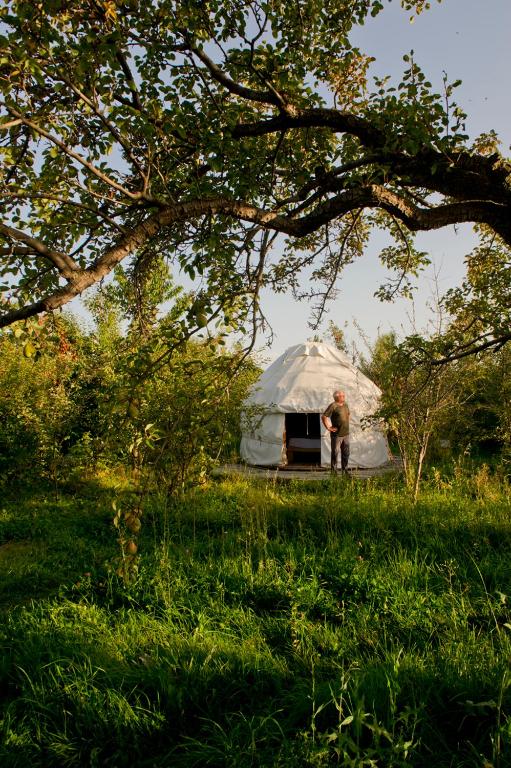 Grigor'yevkaにあるBel-Zhan Yurt Lodgeのパオの前に立つ男