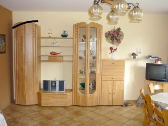 een kamer met een houten kast en een magnetron bij Pension Nama in Spiegelau