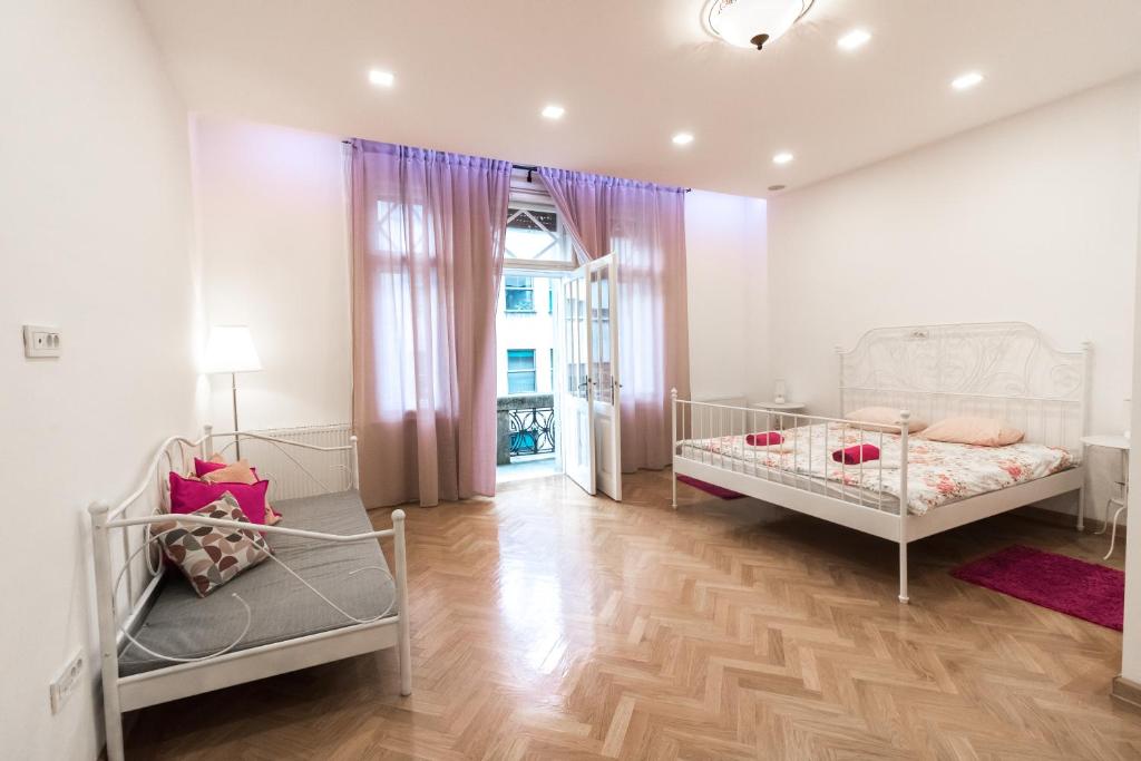 1 dormitorio con 2 camas y ventana en Apartment Lana, en Zagreb