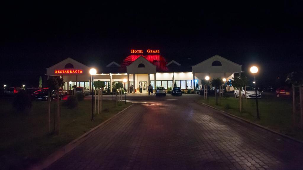 una gasolinera por la noche con luces delante en Restauracja Hotel Graal en Targowisko