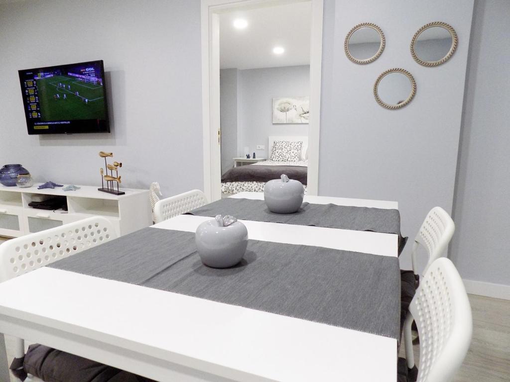 a white dining room with a white table and chairs at Crepúsculo in Puerto de la Madera