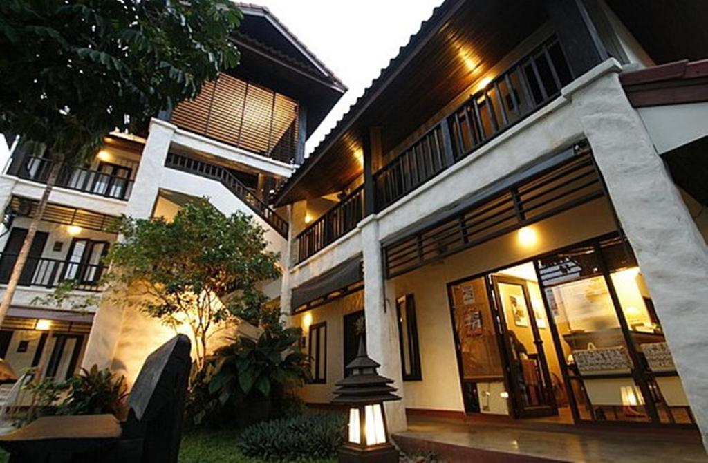 um edifício com as suas portas abertas num pátio em Baan Warabordee em Chiang Rai