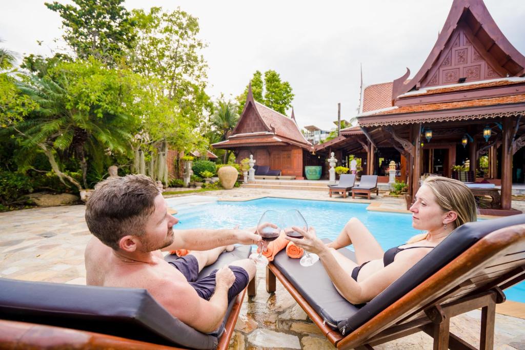 Bazén v ubytování Royal Thai Villa Phuket - SHA Extra Plus nebo v jeho okolí