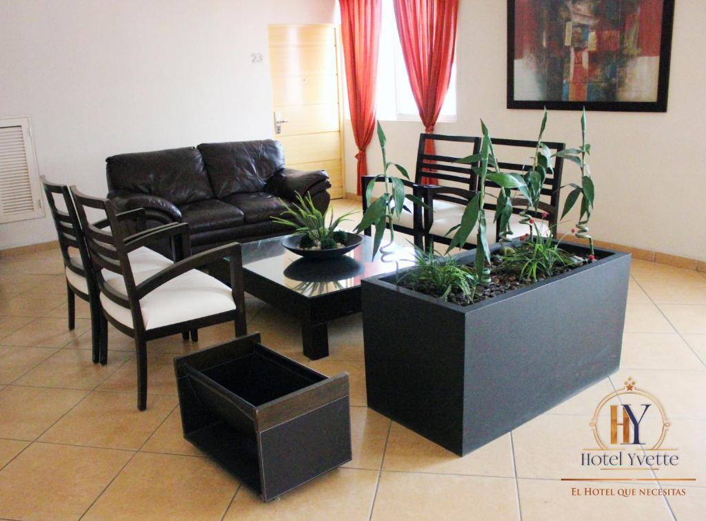 a living room with a couch and a table and chairs at Hotel Yvette in León