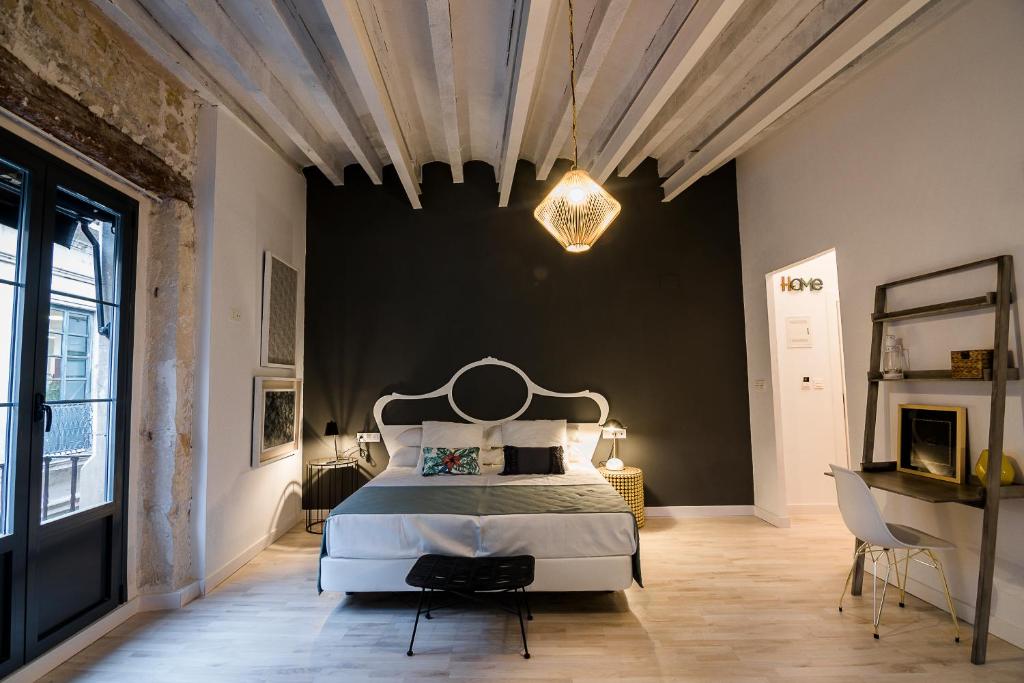 Postel nebo postele na pokoji v ubytování Hotel Boutique Alicante Palacete S.XVII Adults Only