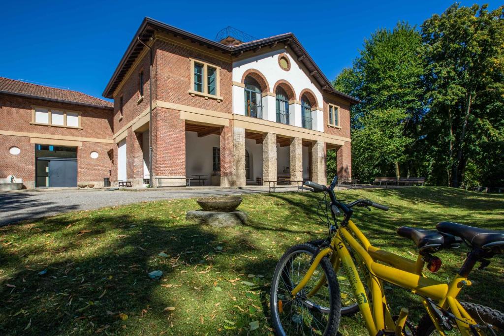 dos bicicletas estacionadas frente a un edificio en Ostello Costa Alta, en Monza