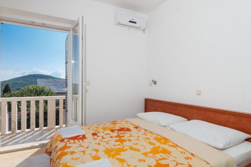 Postel nebo postele na pokoji v ubytování Apartments & Rooms Konoba Tomić
