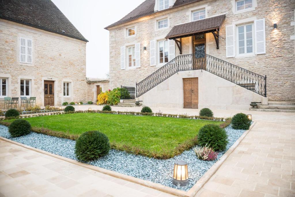 una imagen de una casa con un patio en La Maison Deveney Mars, en Puligny-Montrachet