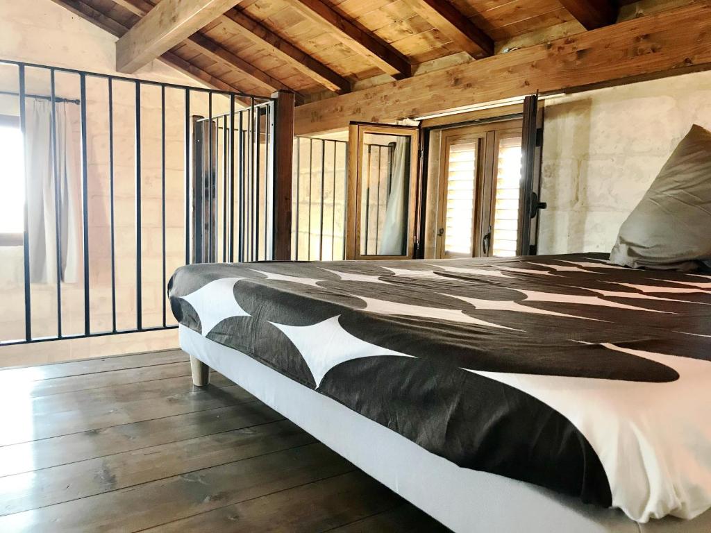 Łóżko lub łóżka w pokoju w obiekcie Agriturismo La Palascìa Masseria Agreste