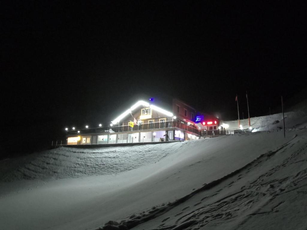 Klewenalp Ausflugs-Ski-Pistenhotel Klewenstock v zimě