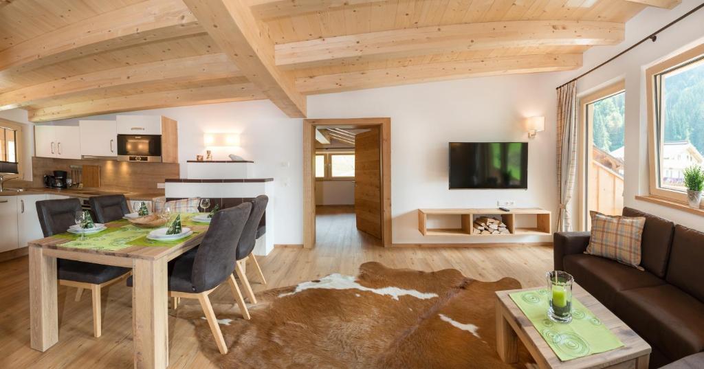 TV a/nebo společenská místnost v ubytování Talheim Apartments