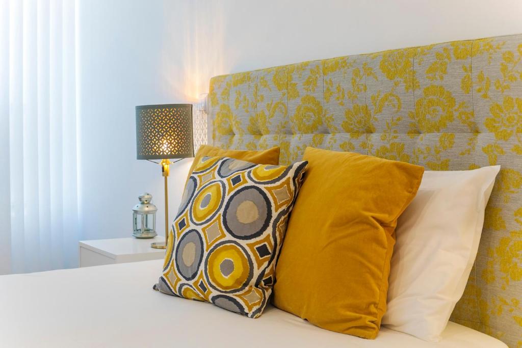 sypialnia z łóżkiem z 2 poduszkami i zagłówkiem w obiekcie Casa de Cristal w Porto