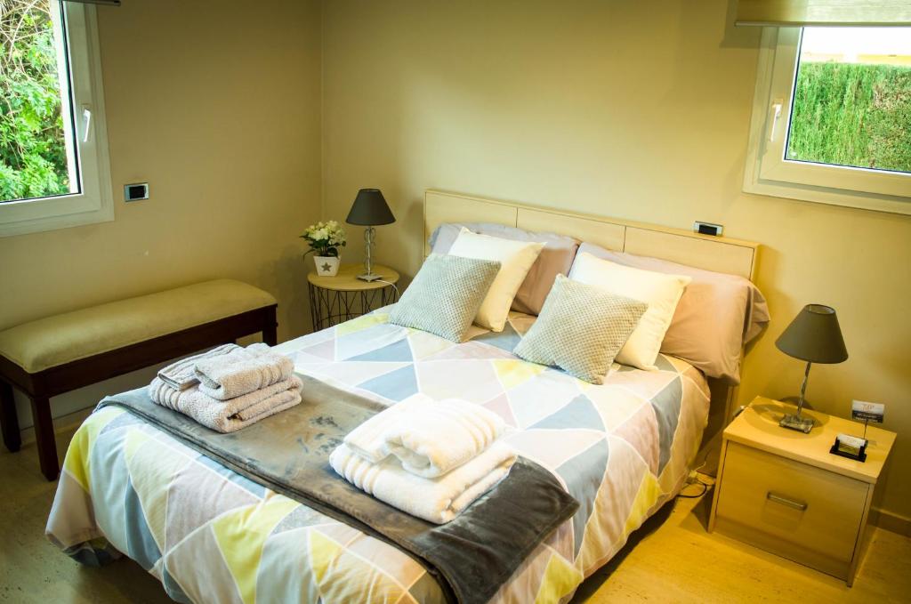 1 dormitorio con 1 cama con toallas en B&B Tina de Pacs, close to local wineries, en Pacs del Penedès
